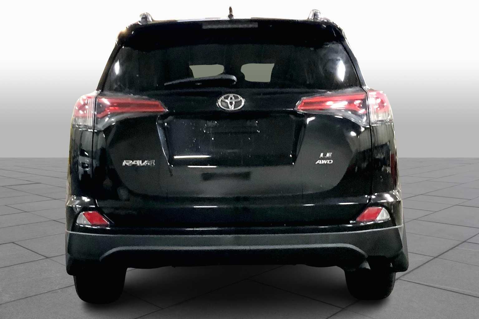 2017 Toyota RAV4 LE photo 3