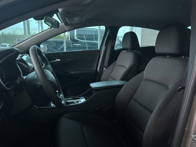 2025 Chevrolet Malibu photo 4