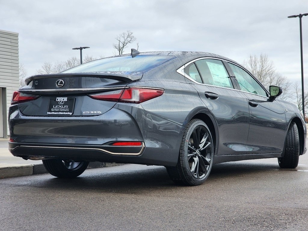 2025 Lexus ES 300h photo 17