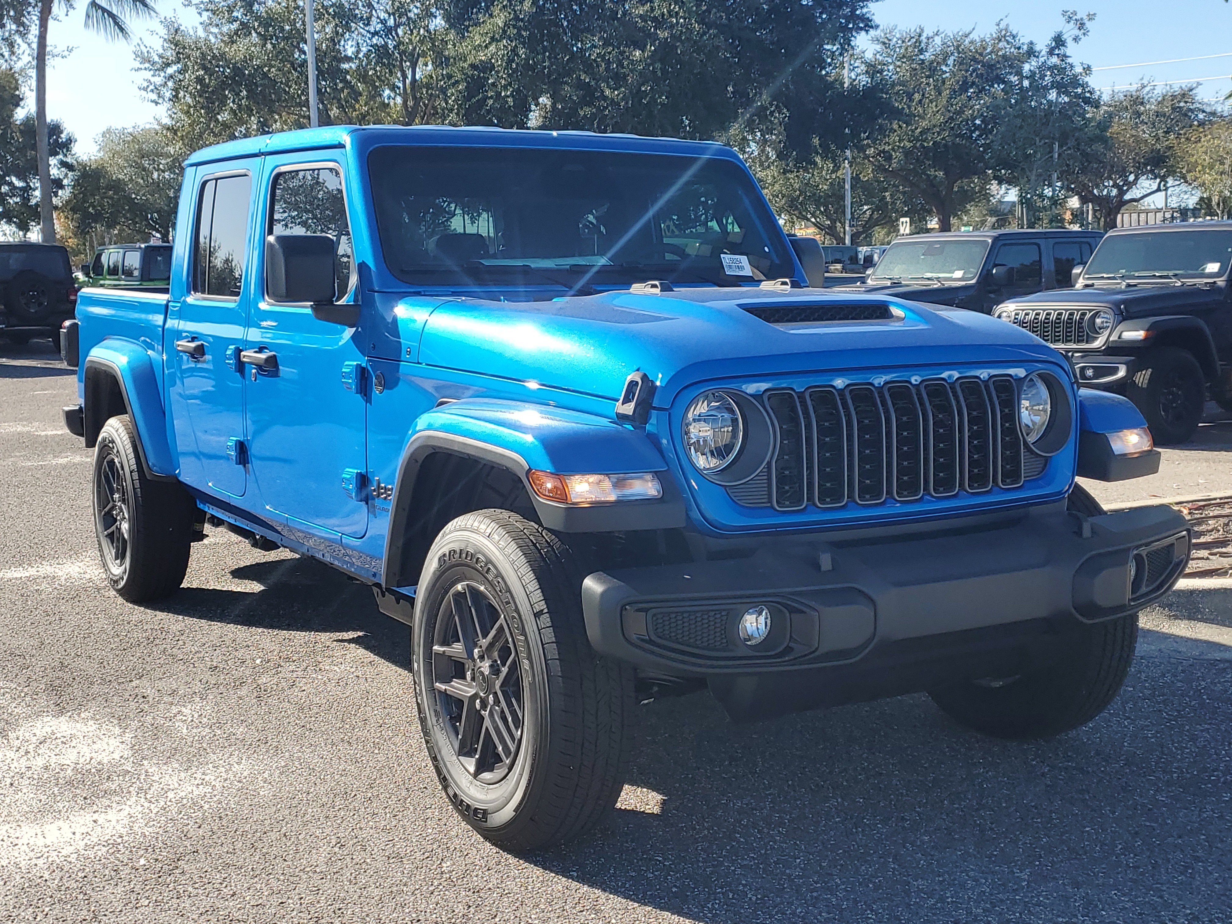 2026 Jeep Gladiator Sport S's photo