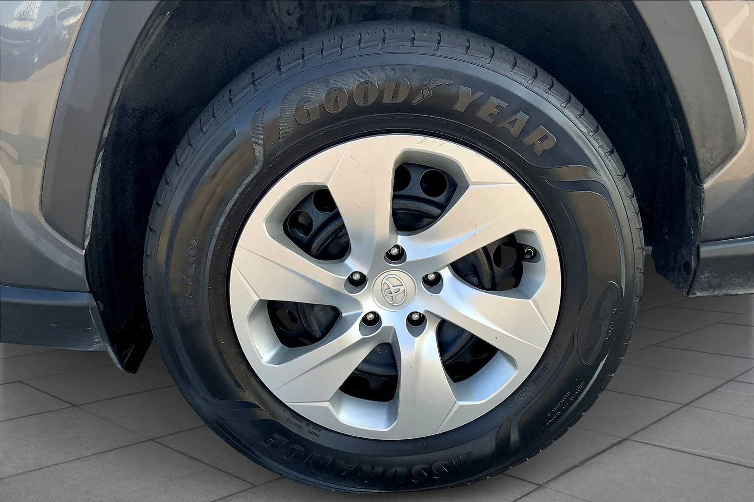 2021 Toyota RAV4 LE photo 10
