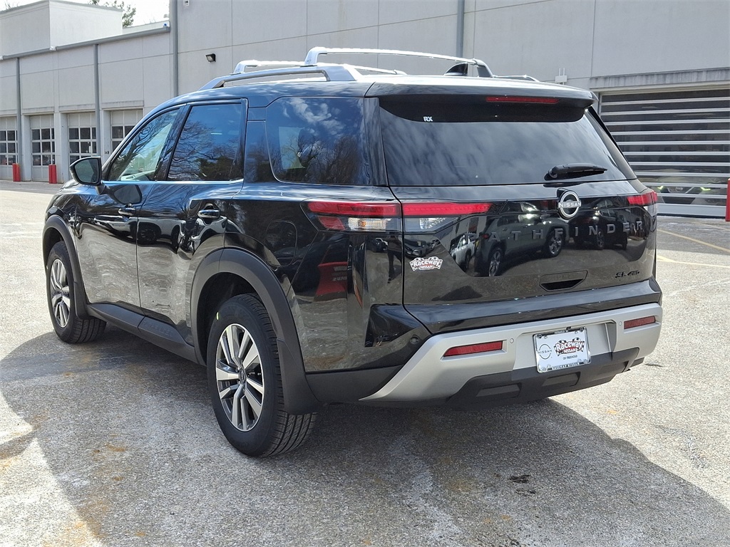 2025 Nissan Pathfinder SL photo 2