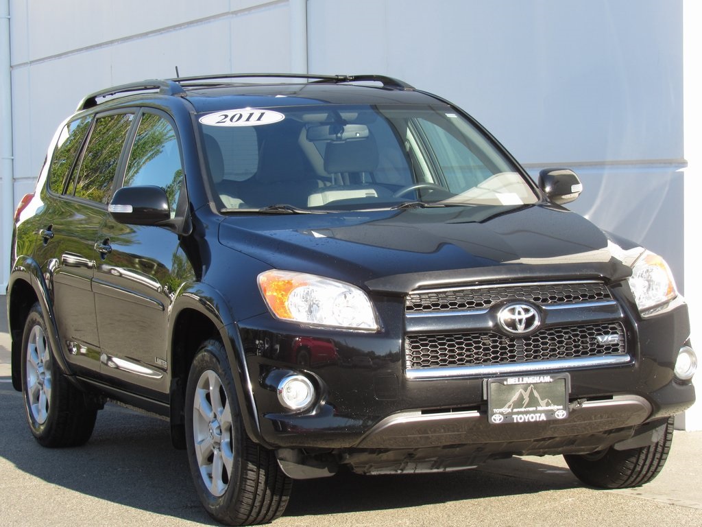2011 Toyota RAV4 LE photo 2