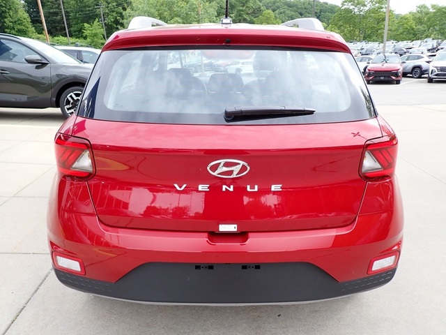 2025 Hyundai Venue SEL photo 2
