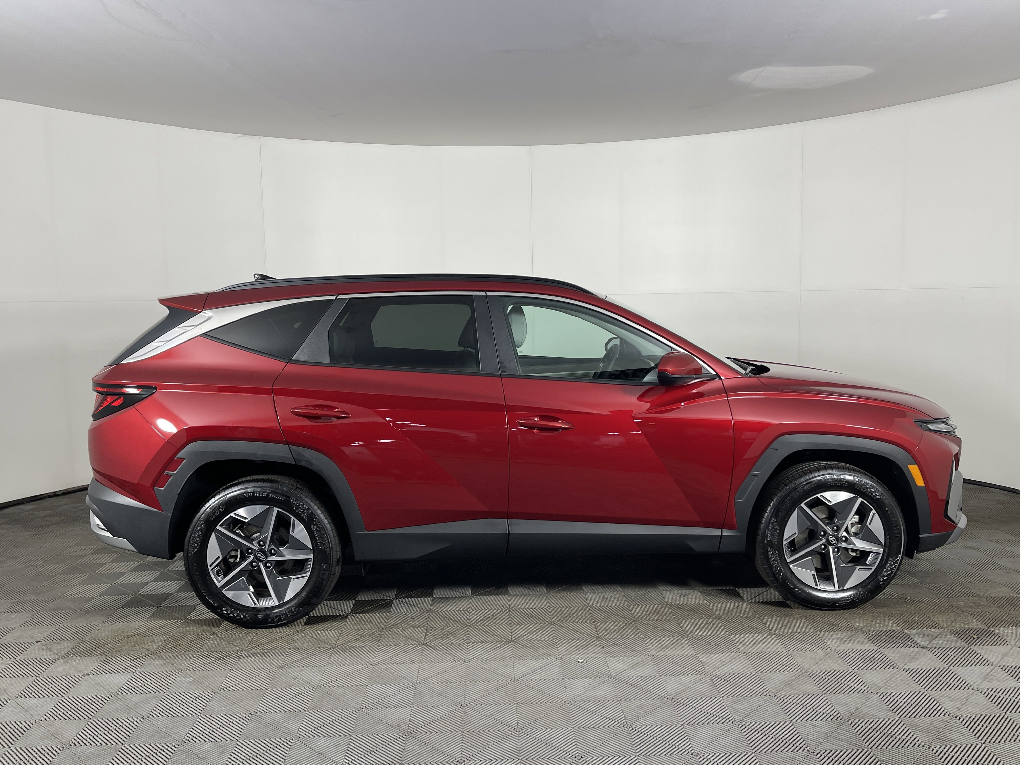 2025 Hyundai Tucson SEL photo 2
