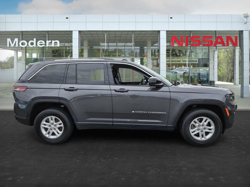 2023 Jeep Grand Cherokee Laredo photo 3