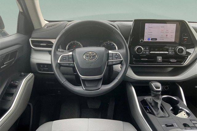 2024 Toyota Highlander LE photo 3