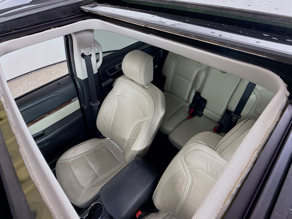 2017 Ford Explorer Platinum photo 3