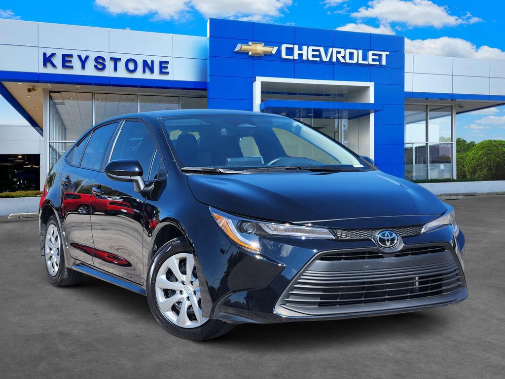 2025 Toyota Corolla LE's photo