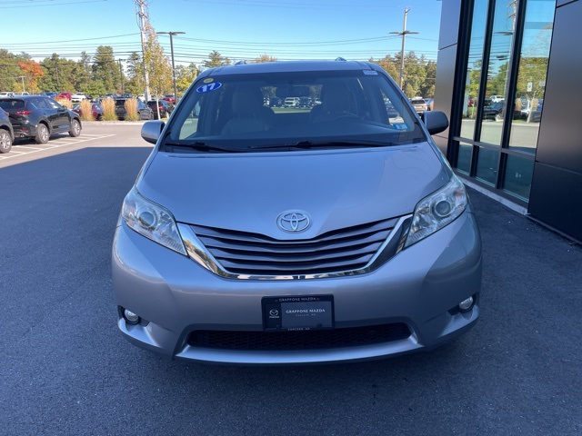 2017 Toyota Sienna Limited XLE Premium photo 2