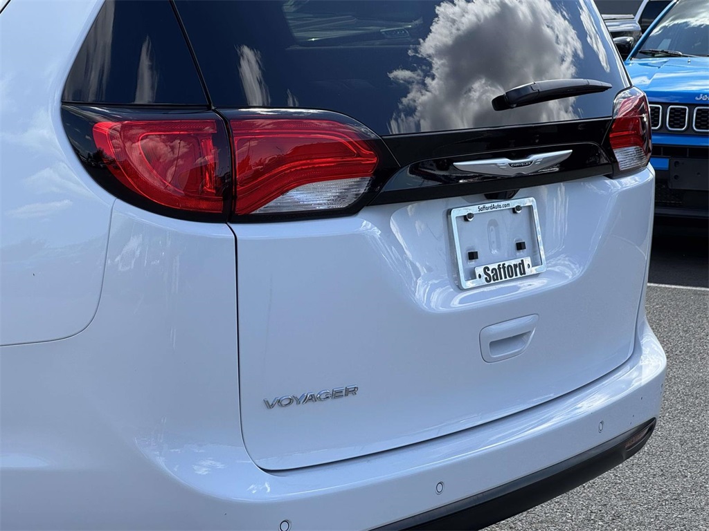 2025 Chrysler Voyager LX photo 10
