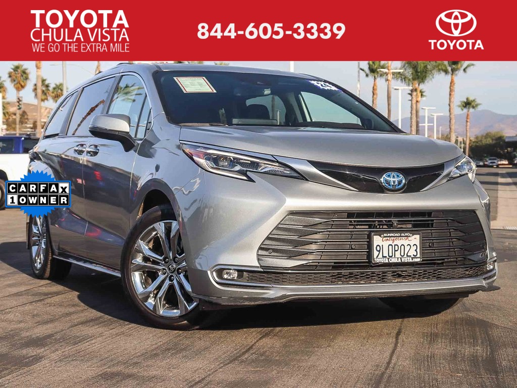 2024 Toyota Sienna Platinum's photo