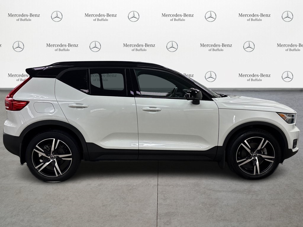 2021 Volvo XC40 R-Design photo 4