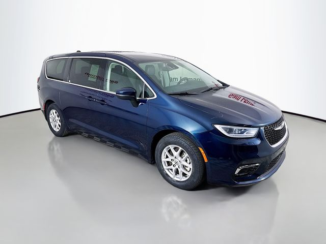 2023 Chrysler Pacifica Touring L's photo