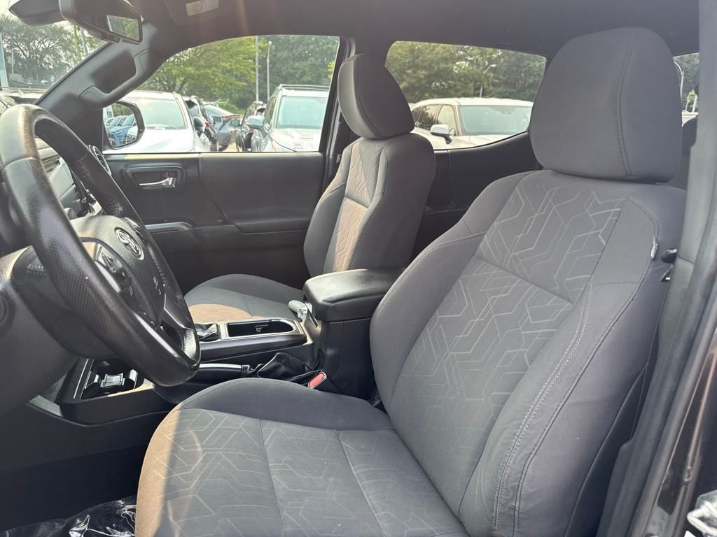 2019 Toyota Tacoma TRD Sport photo 3