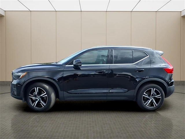 2025 Volvo XC40 Core photo 2