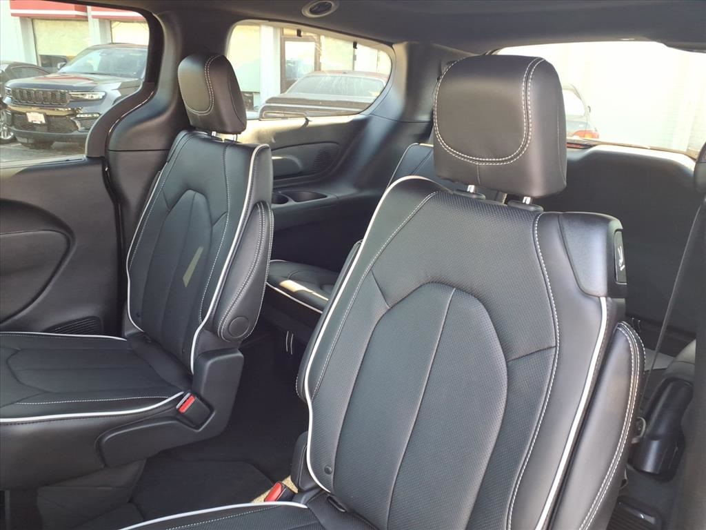 2026 Chrysler Pacifica Limited photo 13