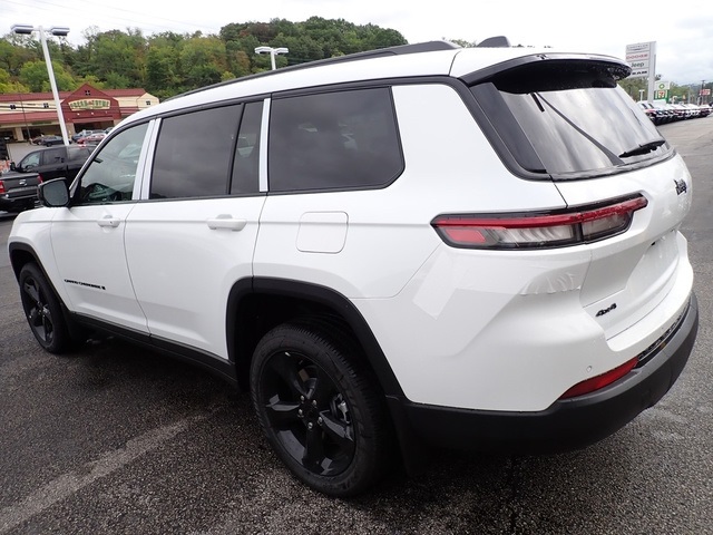 2025 Jeep Grand Cherokee Altitude photo 3