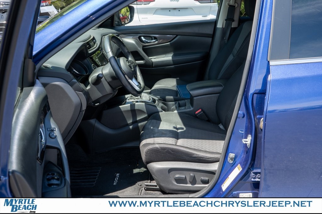 2019 Nissan Rogue SV photo 17
