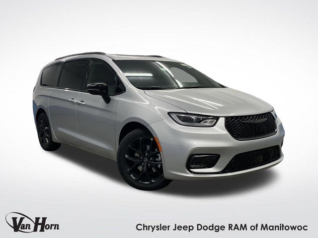 2026 Chrysler Pacifica Select's photo