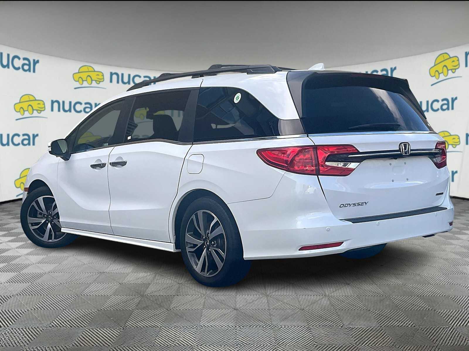2024 Honda Odyssey Touring photo 3