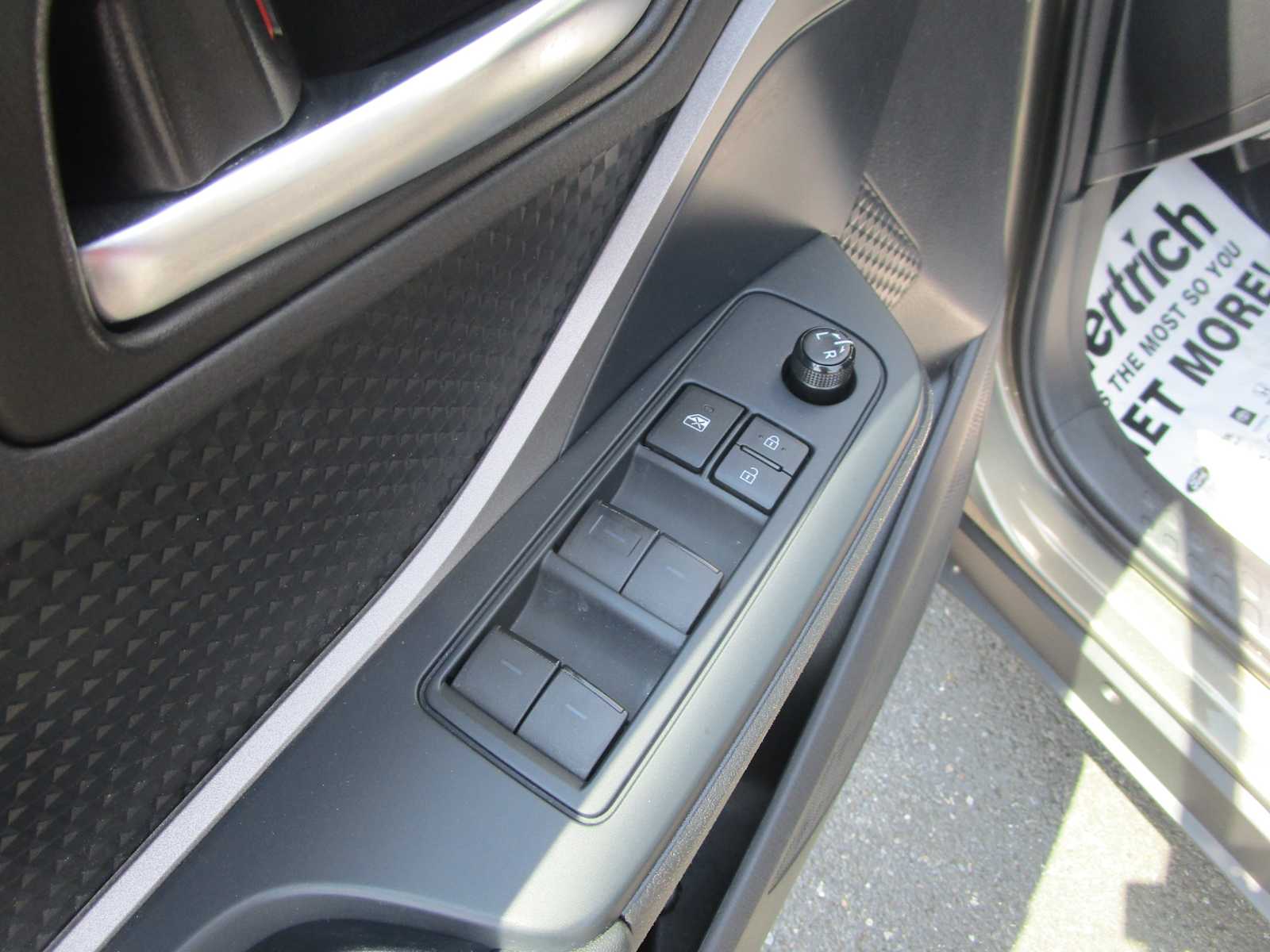2021 Toyota C-HR LE photo 11