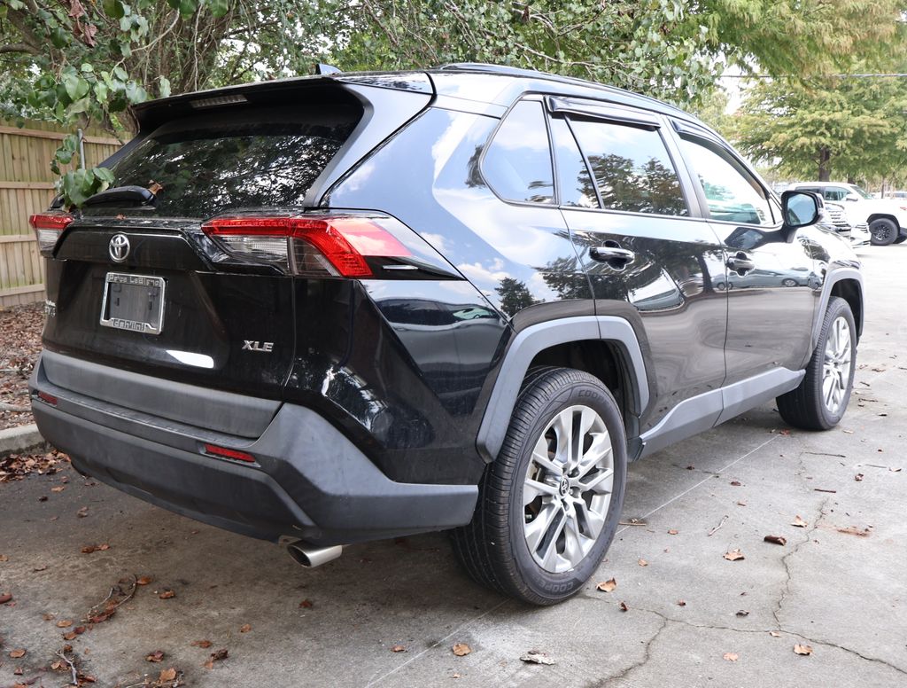 2021 Toyota RAV4 XLE Premium photo 3