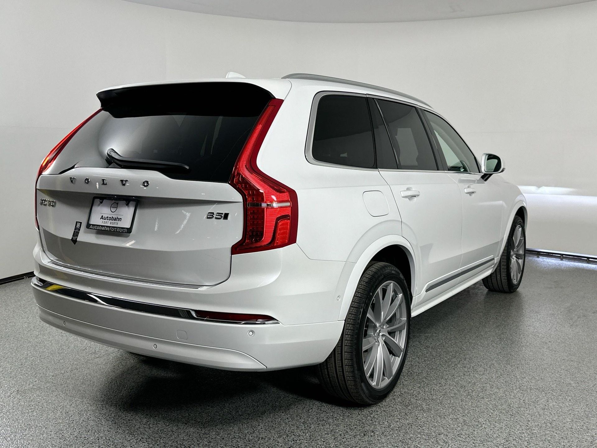 2025 Volvo XC90 B5 AWD Plus photo 4