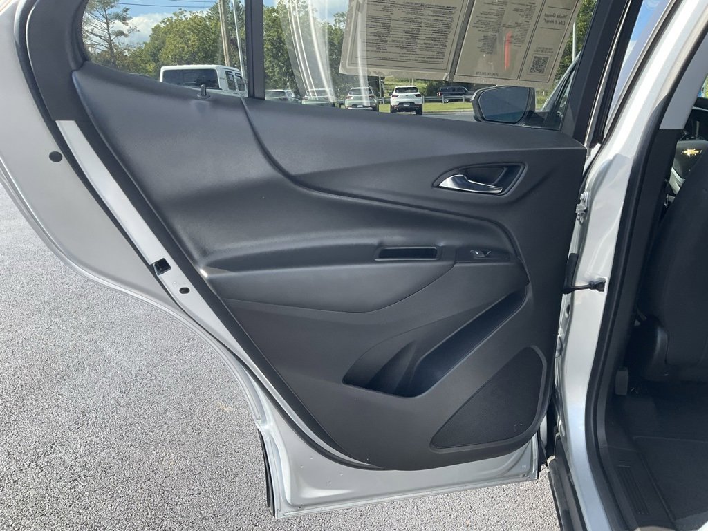 2022 Chevrolet Equinox LT photo 2