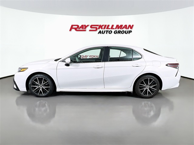 2023 Toyota Camry SE photo 3