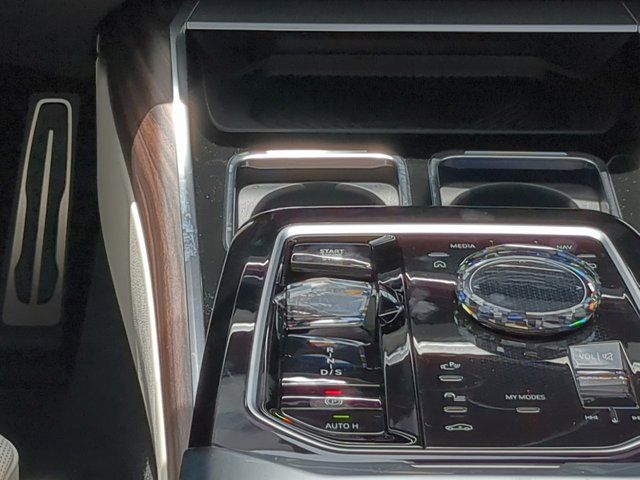 2025 Bmw 750e photo 17
