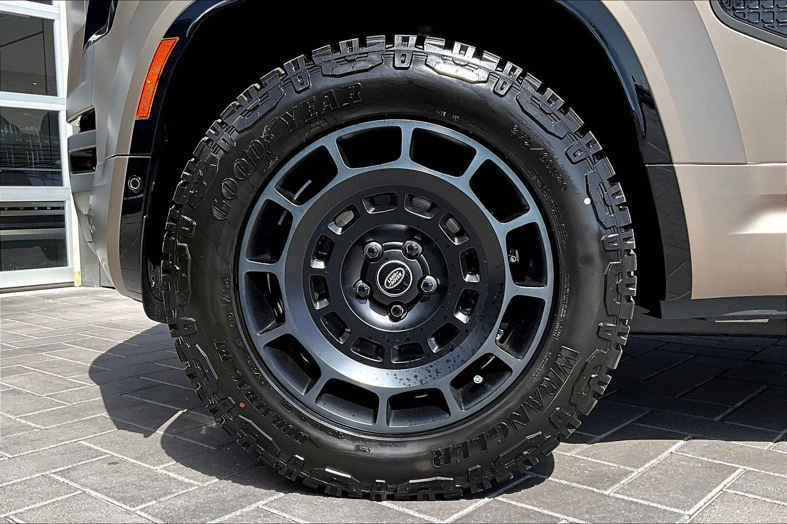 2025 Land Rover Defender 110 V8 photo 10