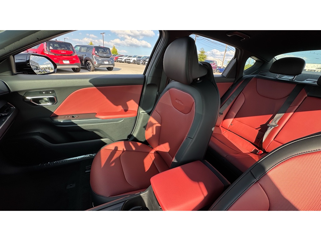 2025 Kia K4 GT-Line photo 8