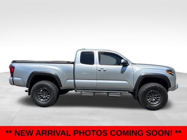 2022 Toyota Tacoma TRD Off-Road photo 2