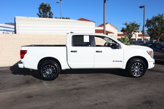 2022 Nissan Titan SV photo 2