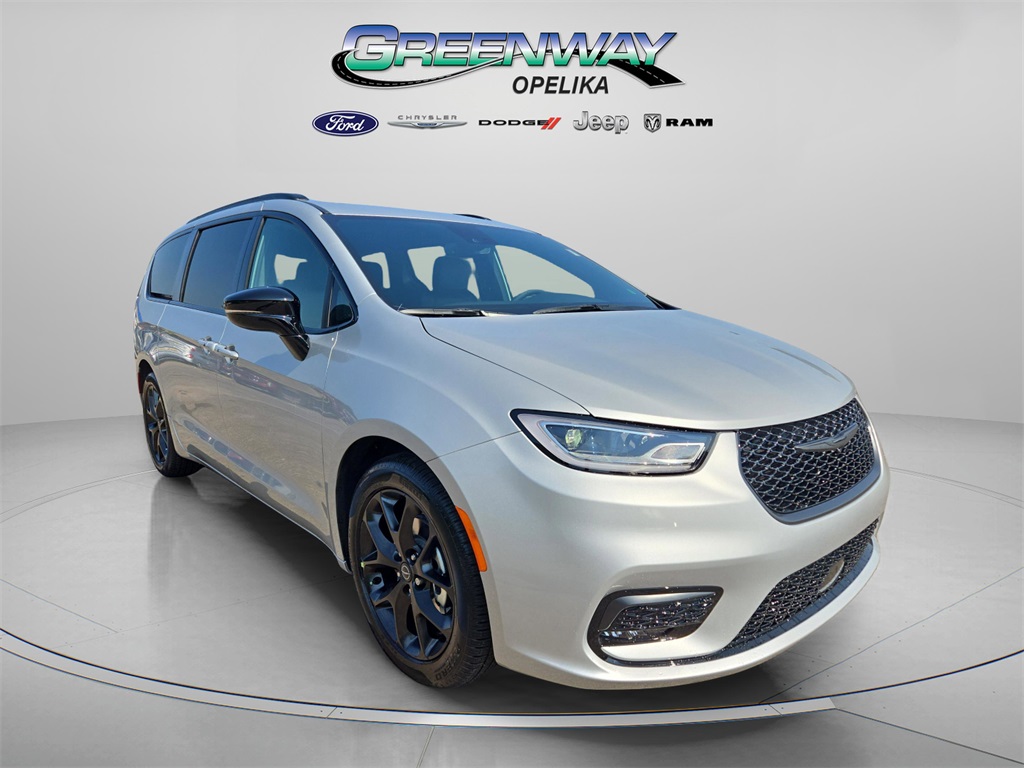 2026 Chrysler Pacifica Select's photo