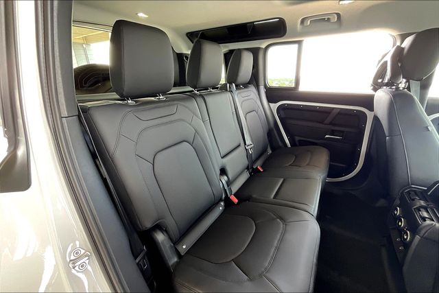 2025 Land Rover Defender 110 S photo 8
