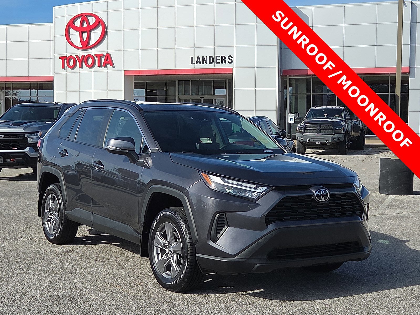 2024 Toyota RAV4 XLE's photo