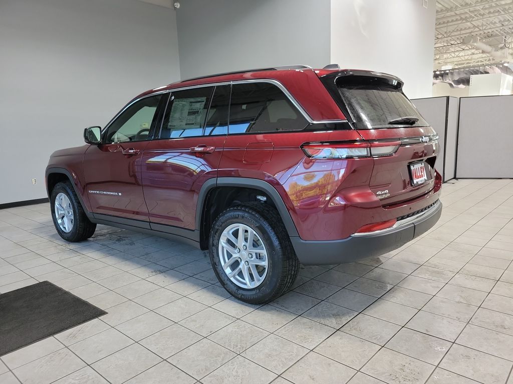 2025 Jeep Grand Cherokee Laredo photo 4