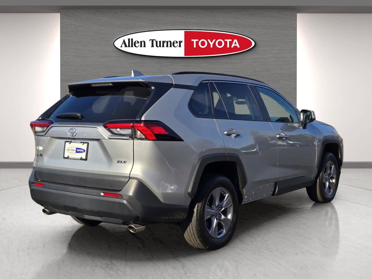 2024 Toyota RAV4 XLE photo 3