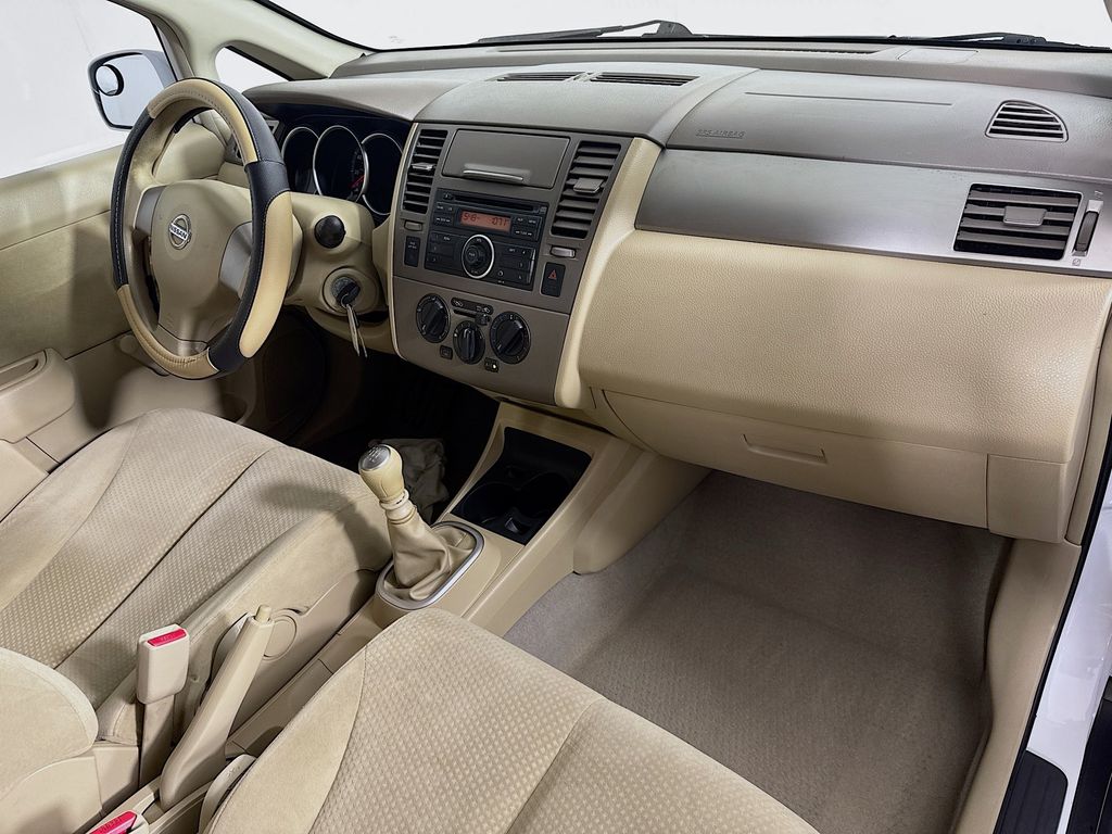 2011 Nissan Versa 1.8 S photo 28