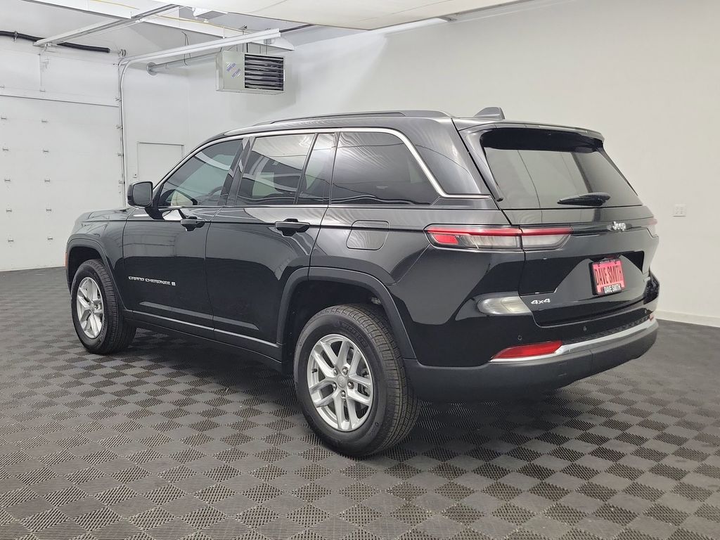 2025 Jeep Grand Cherokee Laredo photo 2