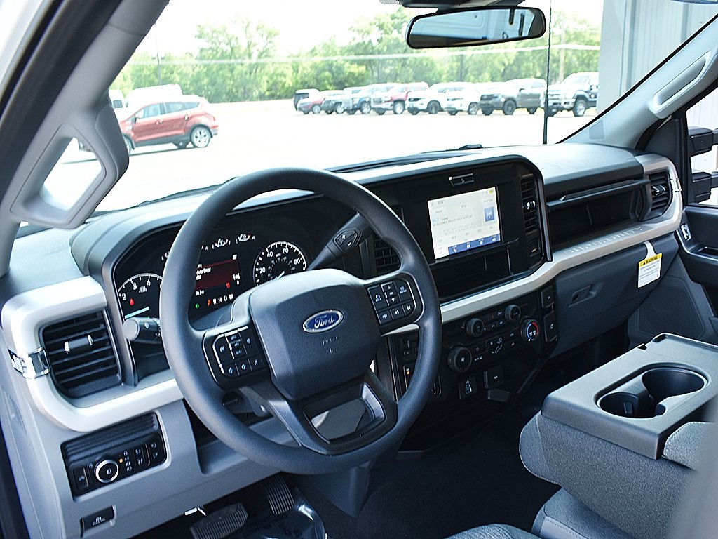 2025 Ford F-350 XLT photo 4