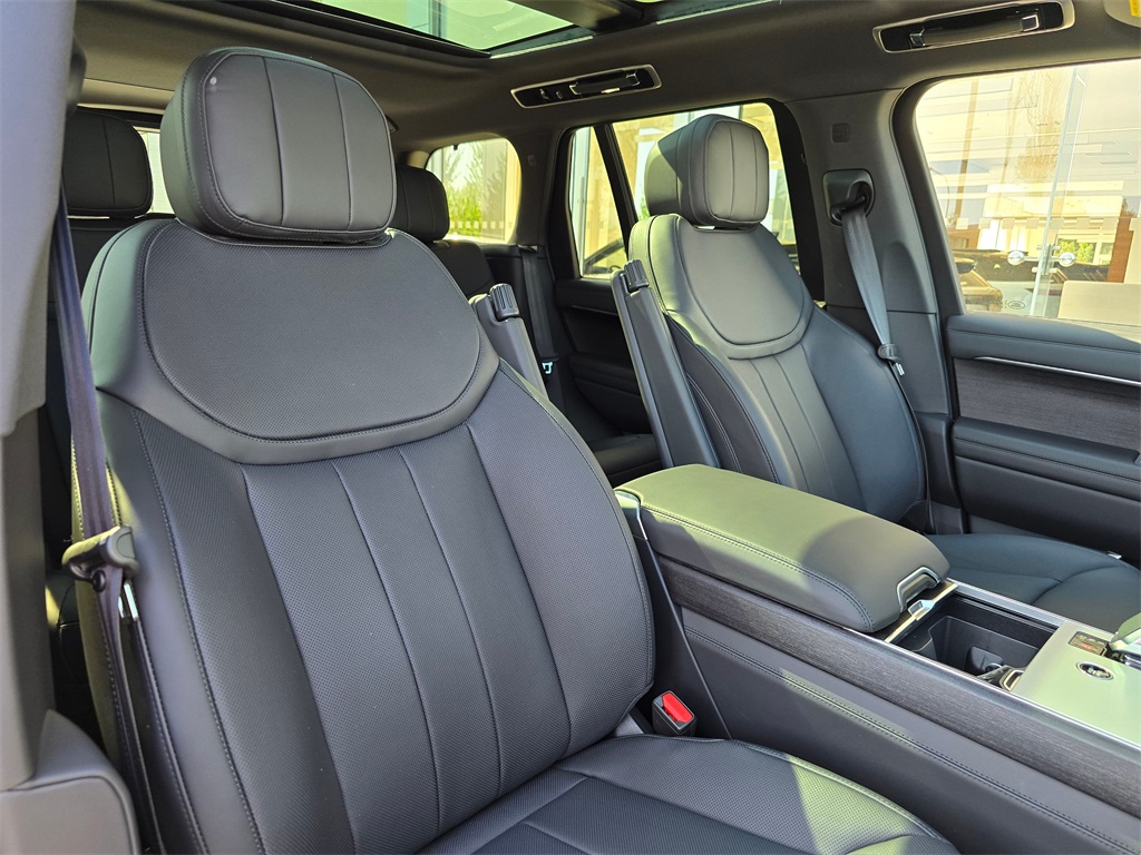 2025 Land Rover Range Rover SE photo 31