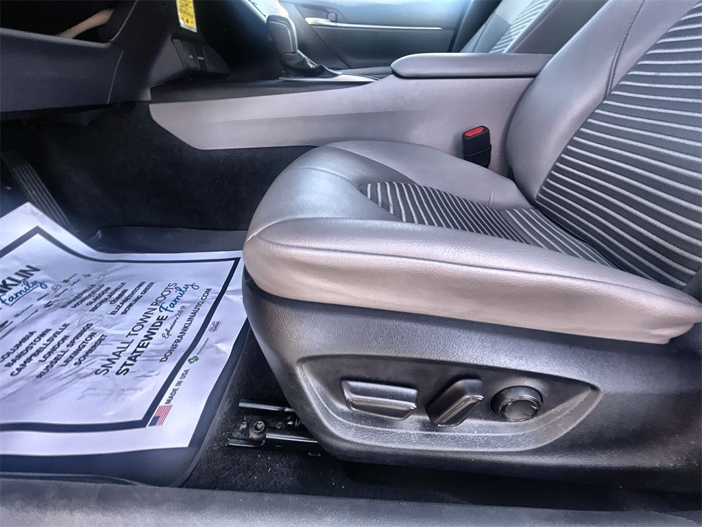 2023 Toyota Camry SE photo 18