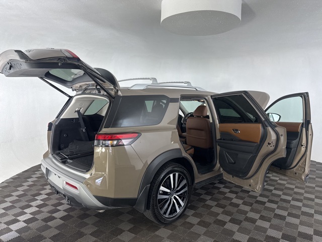 2023 Nissan Pathfinder Platinum photo 16