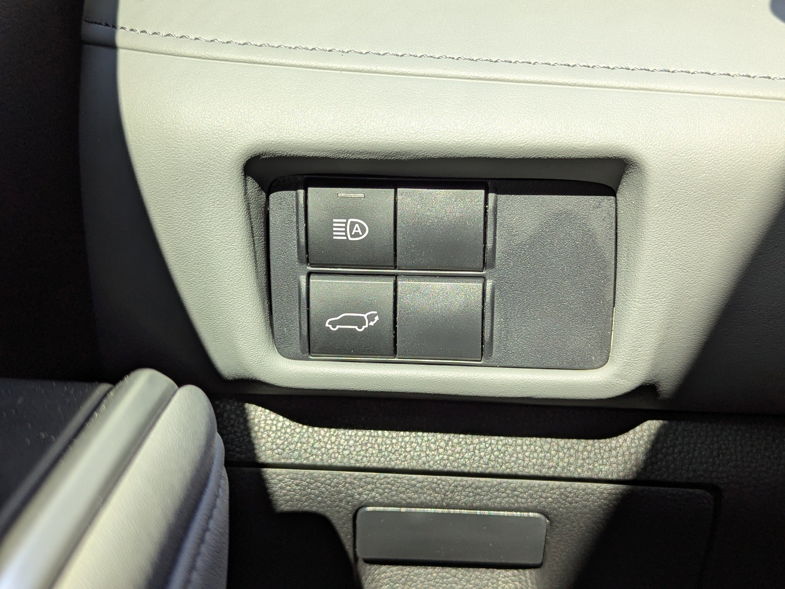 2022 Toyota Highlander LE photo 30