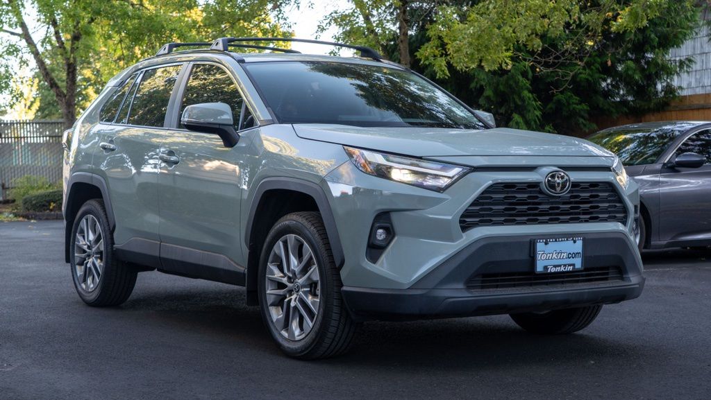 2022 Toyota RAV4 XLE Premium photo 4