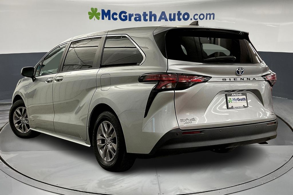 2021 Toyota Sienna XLE photo 3