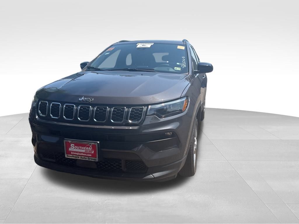 2024 Jeep Compass Latitude Lux photo 3